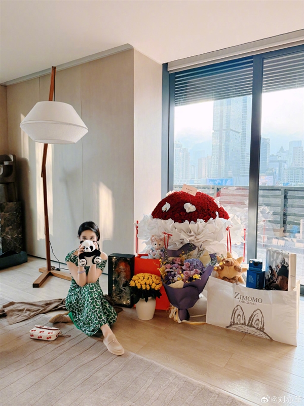 劉亦菲曬38歲生日照 眾明星發(fā)文慶祝：網(wǎng)友直呼神仙姐姐依舊美麗動(dòng)人 