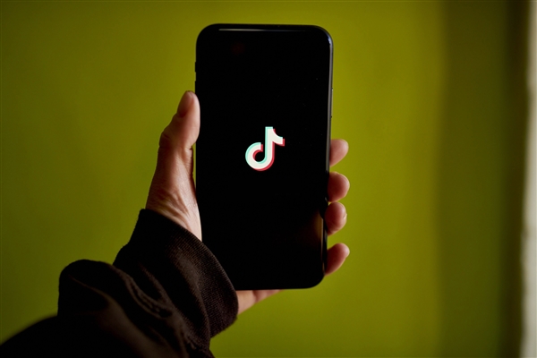 80后博主街拍陌生人：一周漲粉187萬