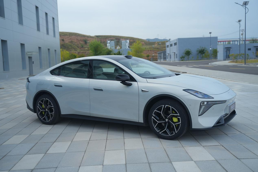 “超跑級底盤”不再是百萬專屬！深藍(lán)L06國內(nèi)首搭法拉利同源磁流變技術(shù)