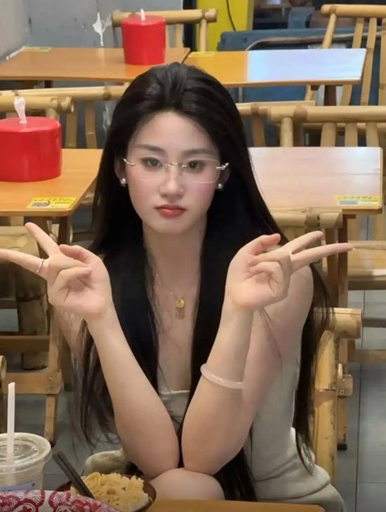 網(wǎng)紅撞臉劉亦菲爆火！本人透露直播原因：實習(xí)時工資太低