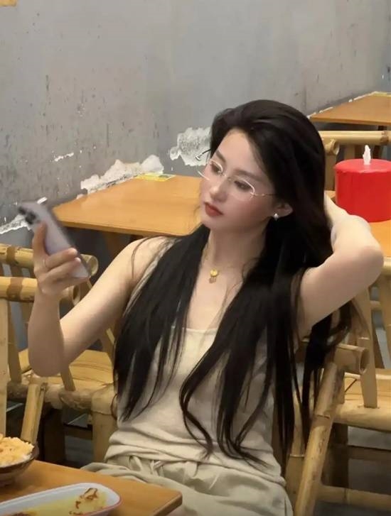 網(wǎng)紅撞臉劉亦菲爆火！本人透露直播原因：實(shí)習(xí)時(shí)工資太低