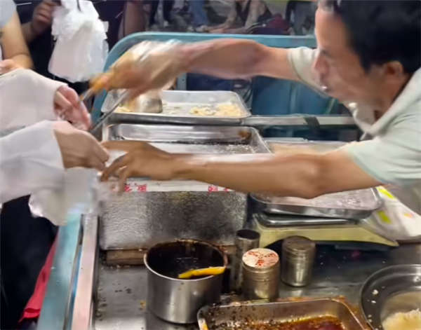 景德鎮(zhèn)“雞排主理人”火了！6塊的雞排60塊的情緒價值 文旅部門也來宣傳