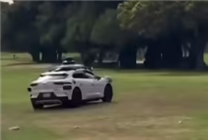 谷歌自動(dòng)駕駛汽車開進(jìn)高爾夫球場引發(fā)熱議 網(wǎng)友：換成特斯拉估計(jì)會(huì)被罵慘