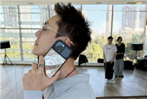 陳偉霆回應(yīng)iPhone 16 Pro套iPhone 17 Pro殼：新手機(jī)在傳數(shù)據(jù) 還要一天多