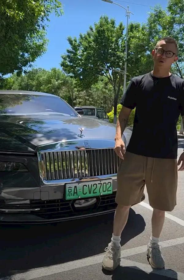 陳震還原撞車事件經(jīng)過：撞車時在低頭撿拾物品 建議首選搭載靠譜智駕系統(tǒng)車輛