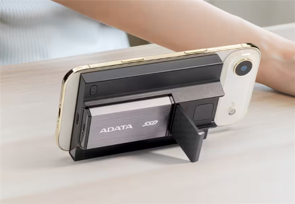 全球首款！威剛推出移動(dòng)電源+固態(tài)硬盤二合一SR800