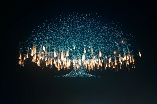 瀏陽無人機(jī)煙花秀破世界記錄 馬斯克轉(zhuǎn)發(fā)相關(guān)視頻