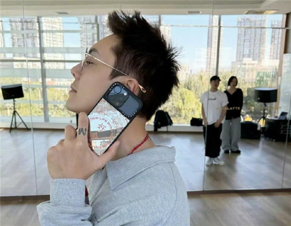 陳偉霆回應(yīng)iPhone 16 Pro套iPhone 17 Pro殼：新手機(jī)在傳數(shù)據(jù) 還要一天多